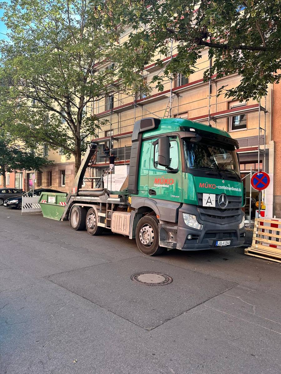 MÜKO Containerdienst LKW mit Absetzkipper in Feucht bei Nürnberg